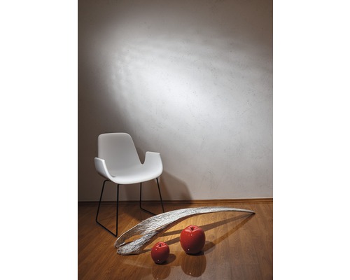 Dekorative Szene mit Stuhl, Äpfeln und Blatt auf Holzboden