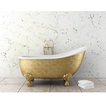 Freistehende Badewanne mit Armaturen und Handtüchern im Badezimmer