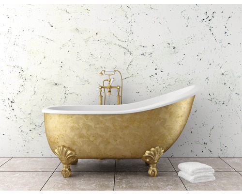 Freistehende Badewanne mit Armaturen und Handtüchern im Badezimmer