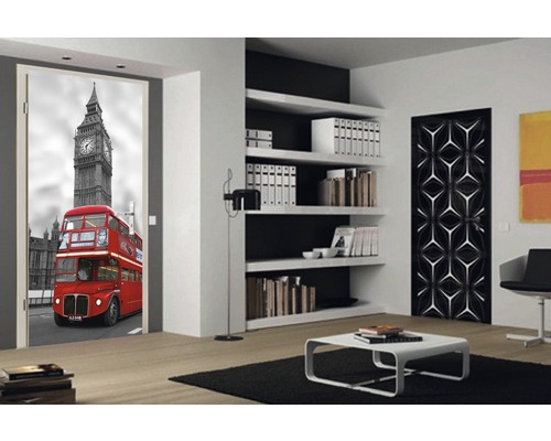 Wohnzimmer mit Türposter London, Regal und Tür mit geometrischem Muster