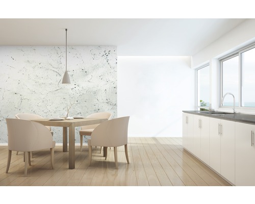 Heller Essbereich mit Esstisch, Stühlen, Pendelleuchte und Küchenzeile.