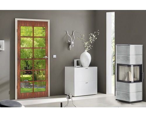 Wohnraum mit Innentür mit Glaseinsatz und Gartenmotiv