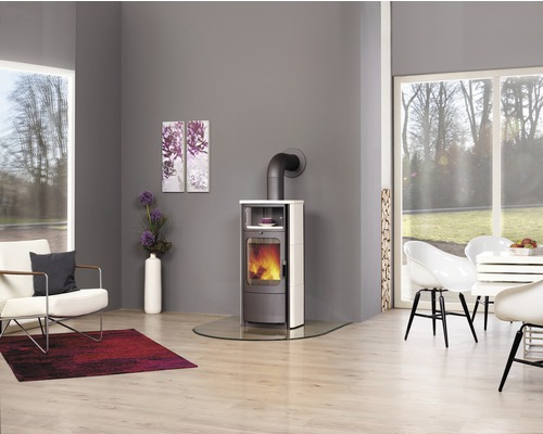 Wohnzimmer mit Kaminofen, Sessel und Esstisch