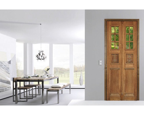 Dekoratives Türtapeten-Design in einem hellen Wohnzimmer