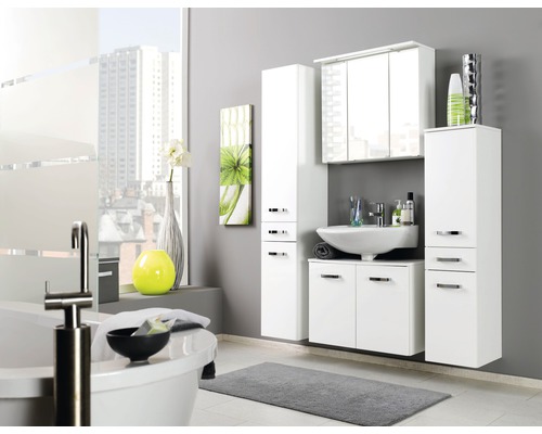 Badezimmer mit weißen Badmöbeln, Waschtisch, Spiegelschrank und Hochschränken