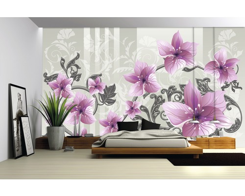 Schlafzimmer mit Blumenmuster-Tapete