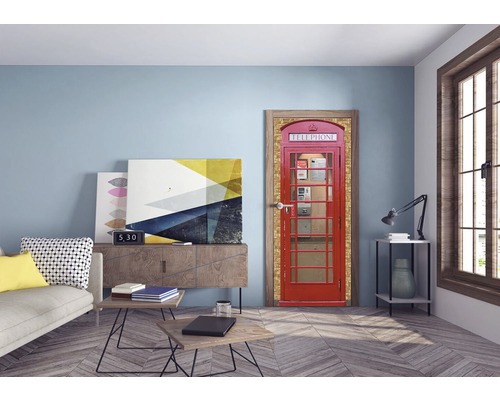 Wohnraum mit Türposter einer roten Telefonzelle