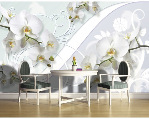 Tapete mit Orchideenmuster, Tisch und Stühlen in hellem Raum