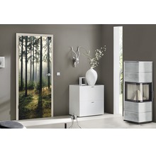 Dekorative Tür mit Waldmotiv in einem modernen Wohnzimmer