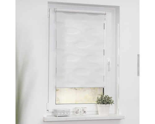 Fenster mit blickdichtem Rollo mit Wellenmuster