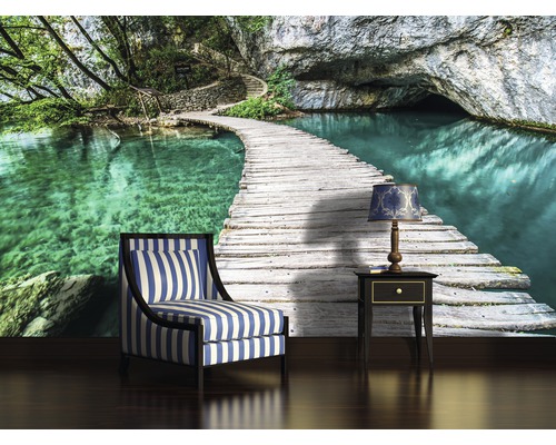 Szene mit Sessel, Tisch und Fototapete mit Naturmotiv