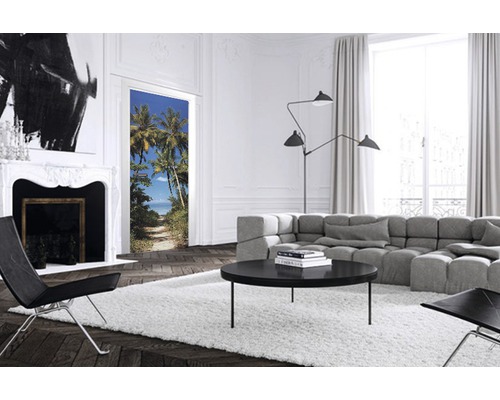 Heller Wohnraum mit Türposter eines Strandweges mit Palmen