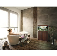 Badezimmer mit freistehender Badewanne, Holzboden und Aquarium