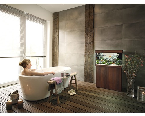 Badezimmer mit freistehender Badewanne, Holzboden und Aquarium