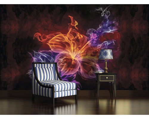 Dekoratives Zimmer mit einem Sessel mit blau-weißen Streifen, einem Nachttisch und einer Wandtapete mit Blumenmuster.