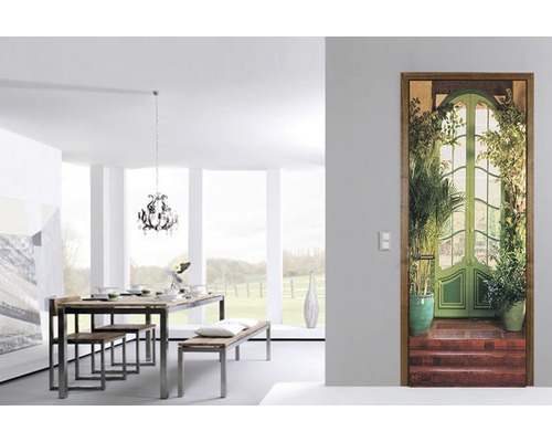 Wohnraum mit Esstisch und Türposter mit Gartenmotiv