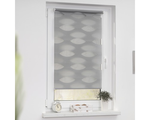 Grauer Doppelrollo am Fenster mit Dekor