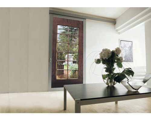 Helles Zimmer mit Schiebetür und Blick in den Garten