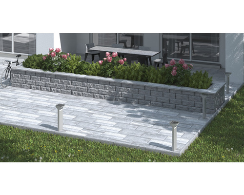 Gestaltung einer Terrasse mit Pflastersteinen, Stützmauer mit Bepflanzung und Solarleuchten