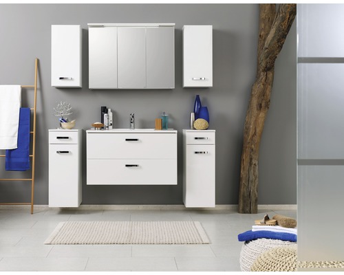 Modernes Badezimmer mit Waschtisch, Spiegelschrank und Hochschränken