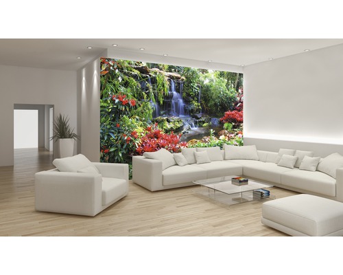 Helles Wohnzimmer mit Wandbild eines Wasserfalls und üppiger Vegetation