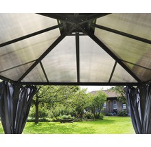 Innenansicht eines Pavillons mit Dach und Vorhängen