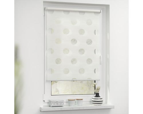 Fenster mit Rollo mit Punktmuster