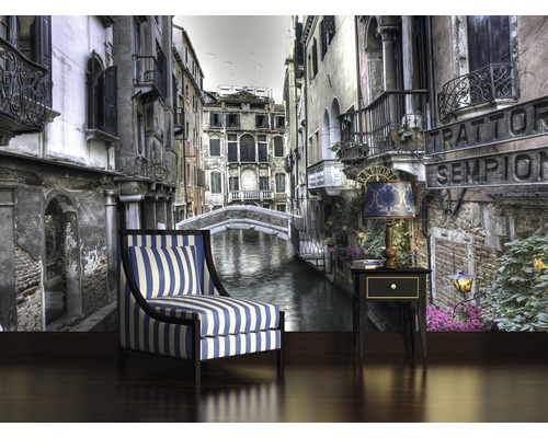 Fototapete mit Venedig-Motiv, Sessel und Tisch mit Lampe im Raum