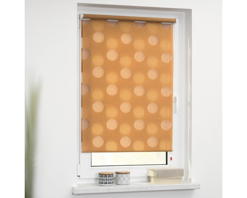 Rollo mit Punktmuster am Fenster