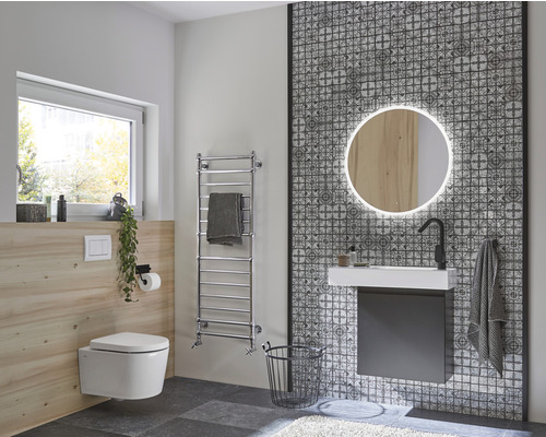 Modernes Badezimmer mit wandhängendem WC, Waschtisch, Spiegel mit Beleuchtung und Handtuchwärmer