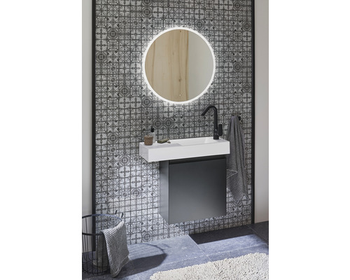 Modernes Badezimmer mit Waschbeckenunterschrank und Spiegel