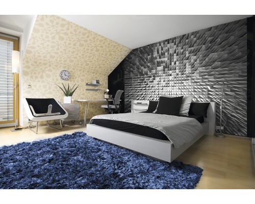 Schlafzimmer mit Bett, Teppich und Schreibtisch