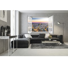 Wohnzimmer mit Sofa, Teppich und Fenster mit Blick auf eine Stadt bei Dämmerung