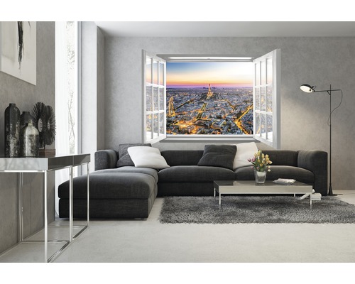 Wohnzimmer mit Sofa, Teppich und Fenster mit Blick auf eine Stadt bei Dämmerung