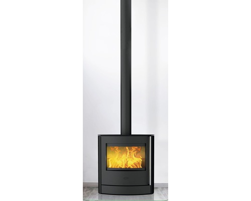 Kaminofen mit Ofenrohr und brennendem Feuer