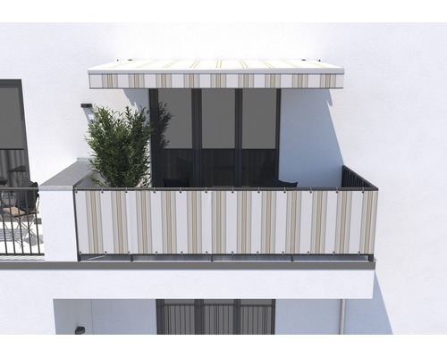 Balkon mit gestreifter Markise und Sichtschutz