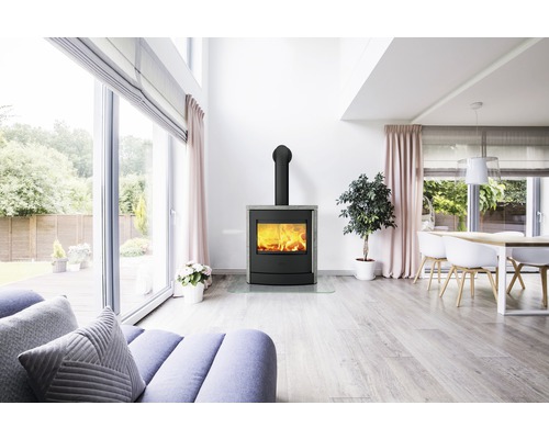 Wohnzimmer mit Kaminofen und großer Fensterfront