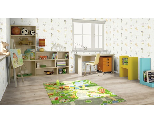Ein Kinderzimmer mit Möbeln, Wandtapete mit Tiermotiven und einem Spielteppich.