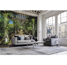 Helles Wohnzimmer mit Fototapete, Sofa, Sessel und Teppich