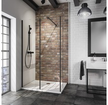 Badezimmer mit Duschkabine, Dusche und Waschbecken