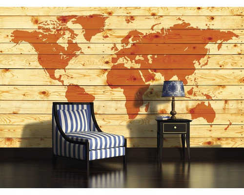 Holzwand mit Weltkarte, Sessel mit Streifenmuster und Nachttisch mit Lampe.