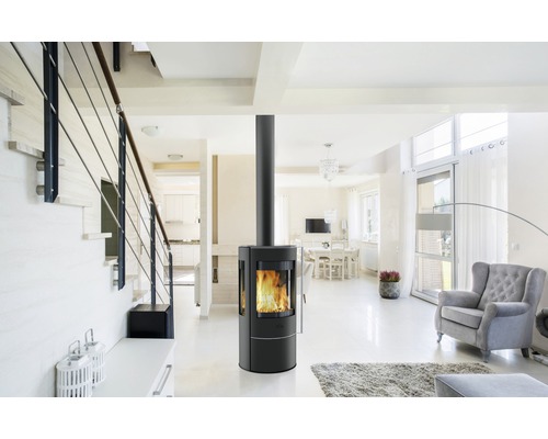 Wohnzimmer mit Treppe und Kaminofen