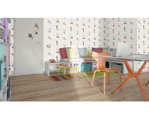 Büro mit Schreibtisch, Stuhl, Sitzbank und Mustertapete mit Tiermotiven