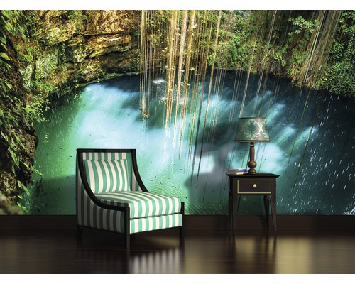 Wandbild mit Dschungelmotiv, Sessel mit Streifenmuster und Nachttischlampe