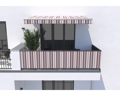 Balkon mit Markise und Sichtschutz in Streifenoptik