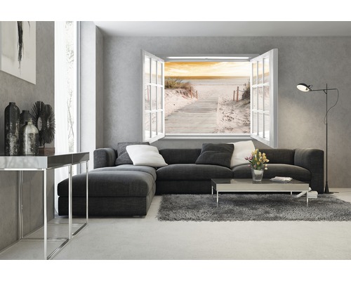 Wohnzimmer mit Sofa, Teppich und Fensterblick auf einen Strand