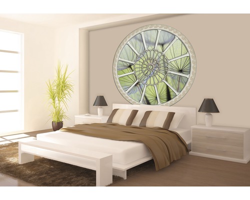 Helles Schlafzimmer mit Bett, Nachttischen, Zimmerpflanze und kreisrundem Wandbild