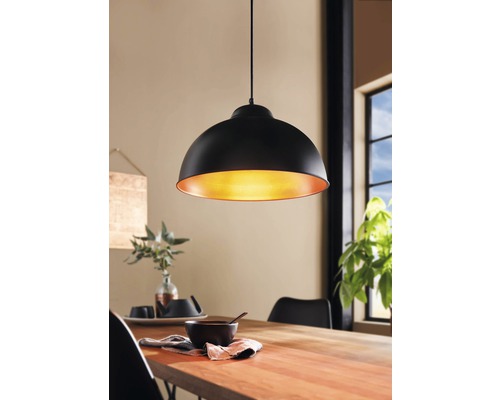 Pendelleuchte Stahl 1-flammig HxØ 1100x370 mm Truro schwarz Schirm innen kupfer Hängelampe über einem Esstisch mit Geschirr und Topfpflanze