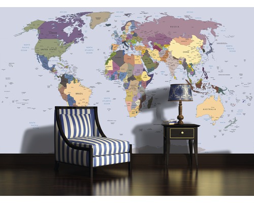 Wandbild mit Weltkarte, Sessel mit Streifenmuster und Nachttisch mit Lampe in einem hellen Raum