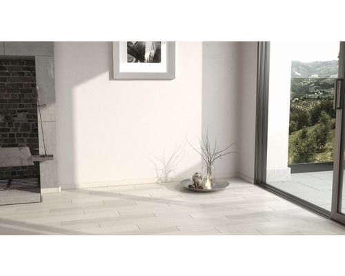 Heller Raum mit Parkettboden, Kamin und Terrassentür